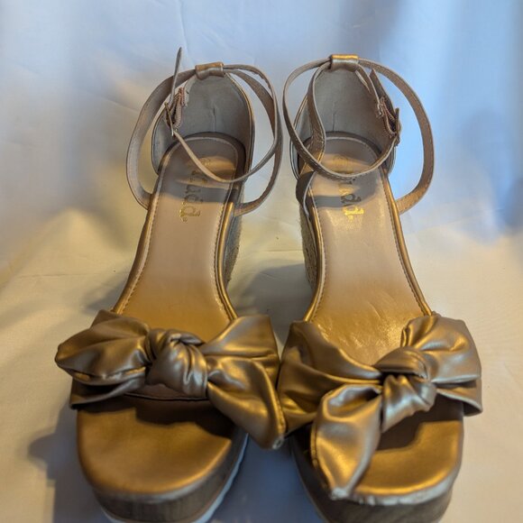 MUDD Gold Espadrille Wedges Size 9 - Picture 2 of 4